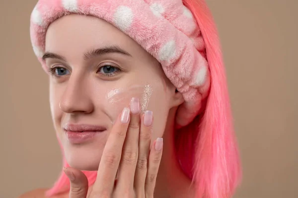 Cuidado Facial Linda Chica Pelo Rosa Poniendo Crema Cara —  Fotos de Stock