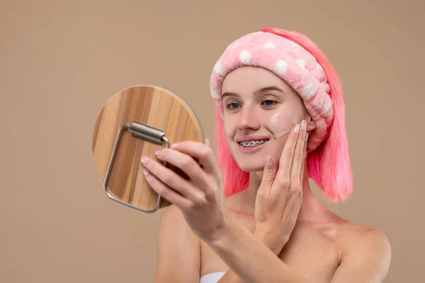 Piel Lisa Sonriente Chica Mirando Espejo Después Los Procedimientos Belleza — Foto de Stock