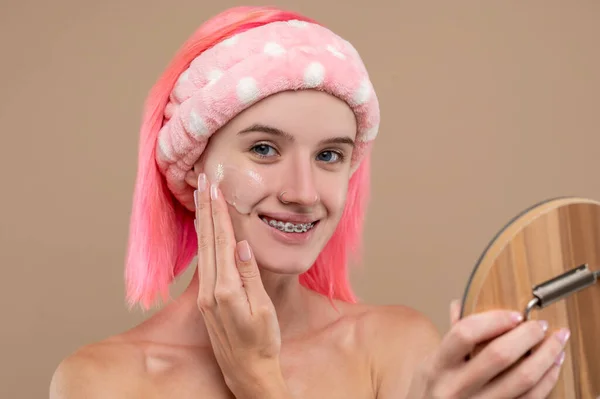 Pele Lisa Menina Sorridente Olhando Para Espelho Após Procedimentos Beleza — Fotografia de Stock