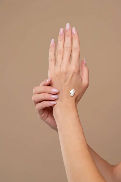 Cuidado Com Mãos Fechar Mão Feminina Aplicando Creme — Fotografia de Stock