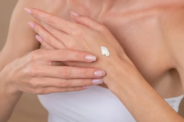 Händepflege Nahaufnahme Einer Weiblichen Hand Die Creme Aufträgt — Stockfoto