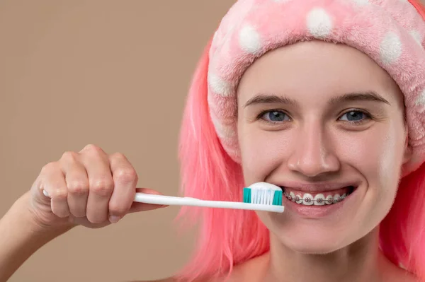 Bom Dia Sorrindo Menina Escovando Dentes Olhando Satisfeito — Fotografia de Stock