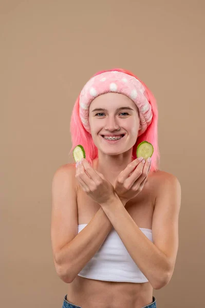 Natuurlijke Cosmetica Lachend Jong Meisje Met Komkommer Voor Gezichtsverzorging — Stockfoto