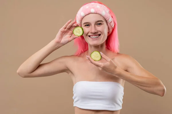 Natuurlijke Cosmetica Rozeharig Meisje Met Plakjes Komkommer Handen — Stockfoto