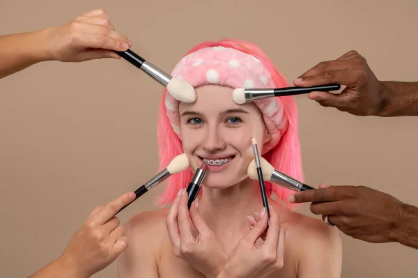 Maquillaje Chica Joven Pelo Rosa Salón Belleza —  Fotos de Stock