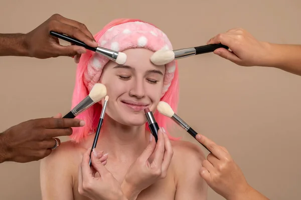 Make Gadis Muda Berambut Pink Salon Kecantikan — Stok Foto