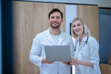 Yeni dava. Doktorlar ilginç bir davayı tartışıyor ve olaya dahil oluyor.