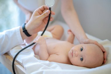 Tıbbi kontrol. Klinikte muayene olan tatlı bir bebek.