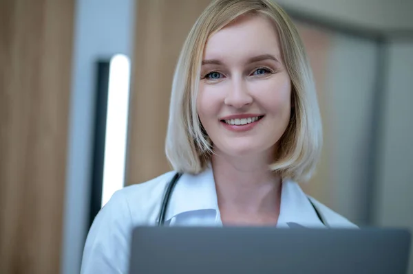 Kadın Bir Doktor Sarışın Kadın Doktor Pozitif Görünüyor Gülümsüyor — Stok fotoğraf