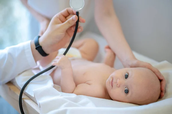 医疗检查 可爱的婴儿在诊所里接受体格检查 — 图库照片