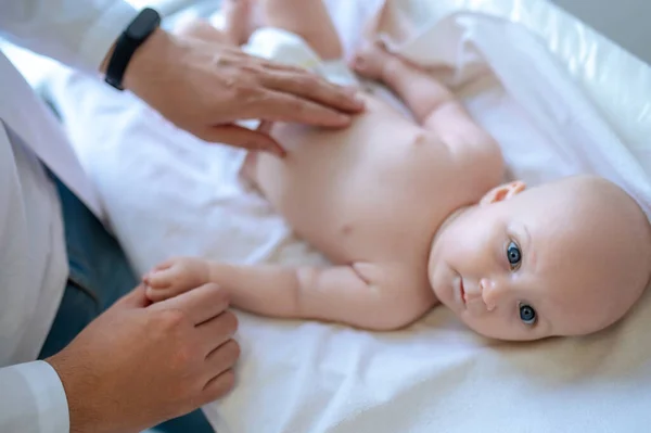 Chequeo Médico Pediatra Masculino Examinando Bebé Mirando Implicado — Foto de Stock