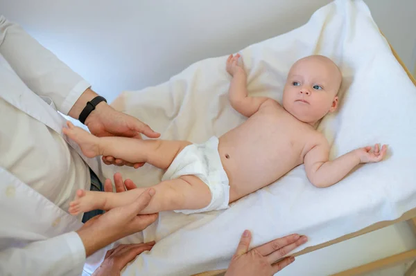Kolla Upp Det Söt Baby Ligger Barn Bord Medan Undersöks — Stockfoto