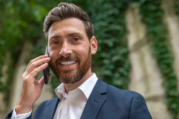 Zadzwoń Mnie Uśmiechnięty Młody Biznesmen Rozmawiający Przez Telefon — Zdjęcie stockowe