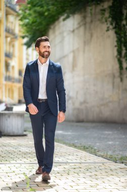 Kendine güven. Koyu renk saçlı işadamı kendinden emin görünüyor.