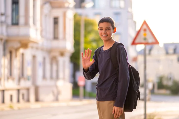 Tersenyum Senang Remaja Berambut Gelap Berdiri Dengan Tanda Jalan Dan — Stok Foto
