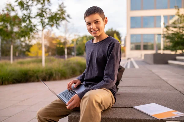 Glimlachend Tevreden Tiener Met Draagbare Computer Zittend Een Betonnen Veranda — Stockfoto