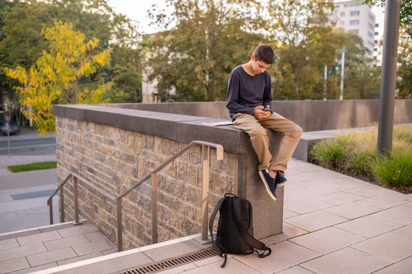 Adolescent Garçon Assis Sur Béton Main Courante Regarder Smartphone Dans — Photo