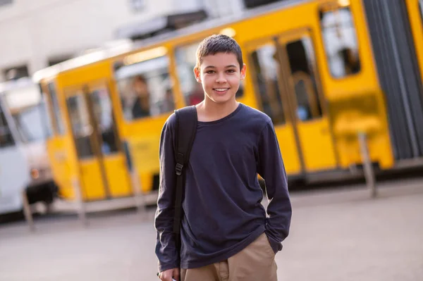 Gülümseyen Siyah Saçlı Tatlı Çocuk Otobüs Durağında Durmuş Önüne Bakıyor — Stok fotoğraf