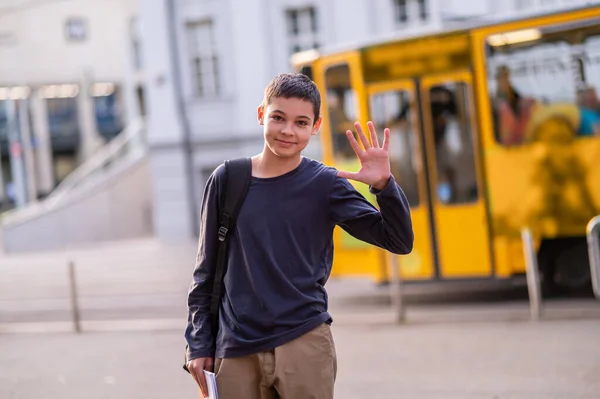 Şirin Koyu Renk Saçlı Ergen Çocuk Otobüs Durağında Duruyor Birine — Stok fotoğraf