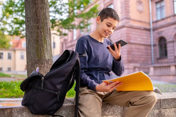 Sonriente Adolescente Sentado Debajo Árbol Hoja Caduca Con Libro Abierto — Foto de Stock