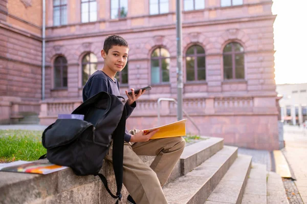 Adolescente Con Smartphone Libro Texto Las Manos Sentado Las Escaleras — Foto de Stock