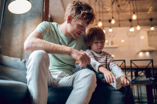 Vytahování Otec Ukazuje Svému Synovi Jak Oblékat — Stock fotografie