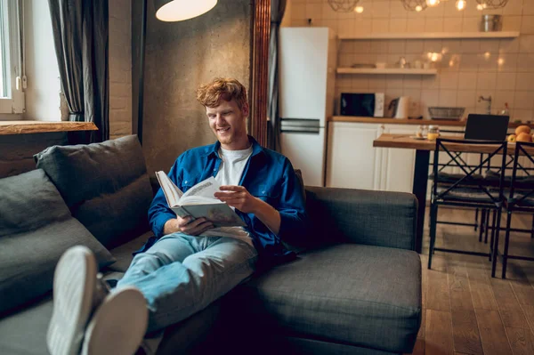Čtu Ginger Mladý Muž Sedí Doma Okna Knihou — Stock fotografie