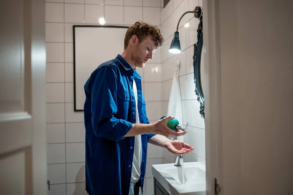 Πλένω Χέρια Άντρας Σκούρο Μπλε Πουκάμισο Στο Μπάνιο Πλένει Χέρια — Φωτογραφία Αρχείου