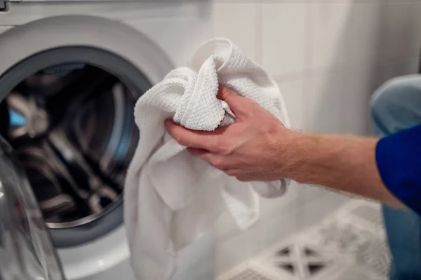 Yıkanması Gerekiyor Adam Çamaşır Makinesine Temiz Olmayan Giysiler Koyuyor — Stok fotoğraf