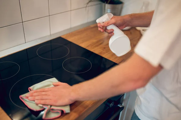 Putzen Mann Erledigt Hausarbeit Und Reinigt Oberflächen — Stockfoto