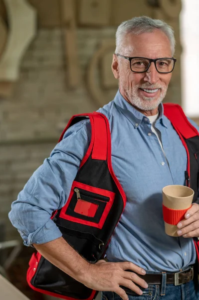 Koffie Pauze Zelfverzekerde Volwassen Man Met Een Papieren Beker Met — Stockfoto