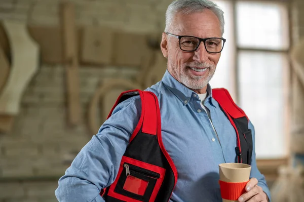 Koffie Pauze Zelfverzekerde Volwassen Man Met Een Papieren Beker Met — Stockfoto