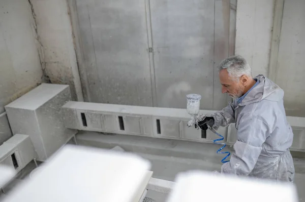 Pintar Madeira Homem Roupa Protetora Trabalhando Uma Oficina Carptenter — Fotografia de Stock
