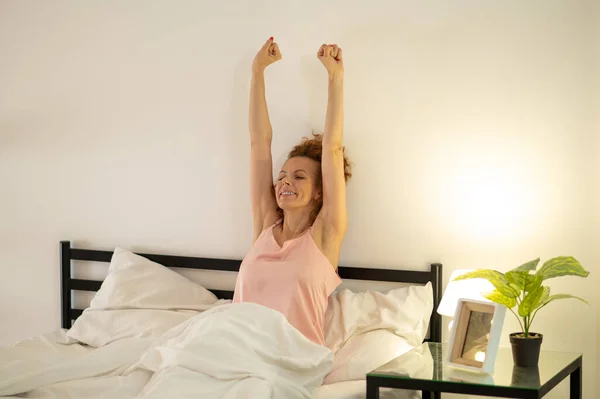 아침에 침대에서 분홍색 란제리를 귀여운 — 스톡 사진