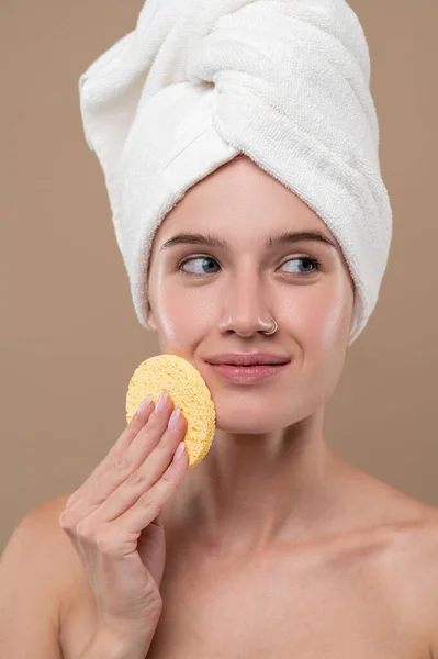 Frescura Bonita Jovencita Limpiándose Cara Con Una Esponja — Foto de Stock