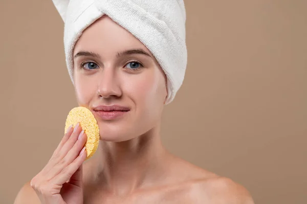 Frescura Menina Bonita Limpando Seu Rosto Com Uma Esponja — Fotografia de Stock