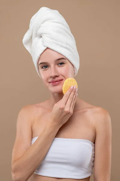 Cuidado Facial Linda Joven Limpiando Cara Con Tóner — Foto de Stock