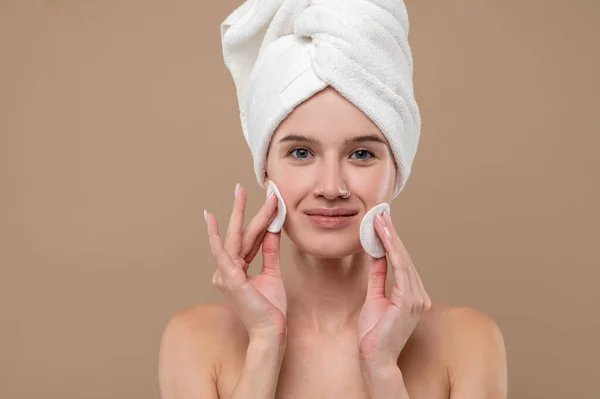 Cuidado Facial Linda Joven Limpiando Cara Con Tóner — Foto de Stock
