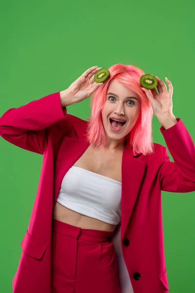Vidám Extravagáns Divatos Lány Fél Kiwi Pózol Kamera Ellen Zöld — Stock Fotó
