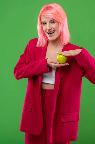 Sonriendo Feliz Joven Con Estilo Con Una Manzana Posando Para — Foto de Stock