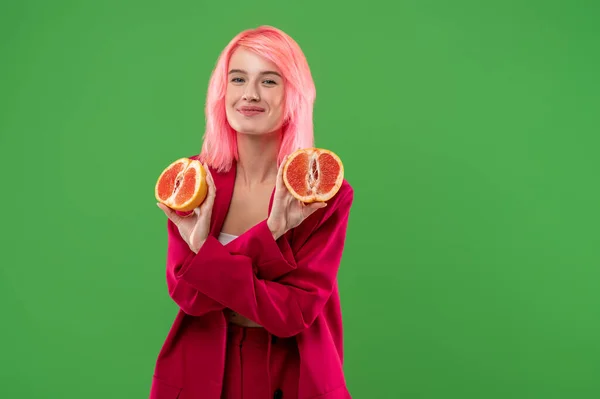 Mosolygó Vidám Vonzó Fiatal Két Fél Grapefruit Pózol Kamera Előtt — Stock Fotó