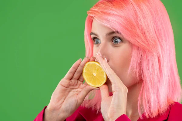 写真撮影中にレモンの半分で彼女の口をカバー面白い若い女性の肖像画 — ストック写真