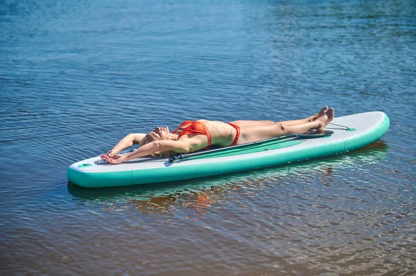 Caiaque Uma Mulher Loira Descansando Desfrutando Tempo Caiaque — Fotografia de Stock