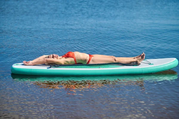 Kayak Une Femme Blonde Reposant Enjoignant Temps Sur Kayak — Photo