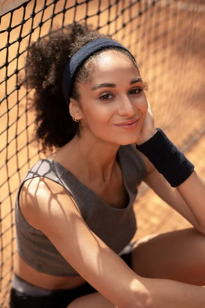Tennisspieler Hübsches Junges Dunkelhaariges Mädchen Ruht Sich Nach Dem Spiel — Stockfoto