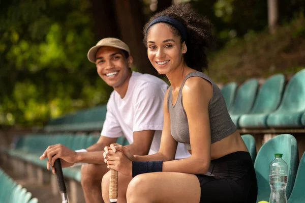 Tenis Kortunda Genç Insan Maçı Tartışıyor Heyecanlı Görünüyorlar — Stok fotoğraf