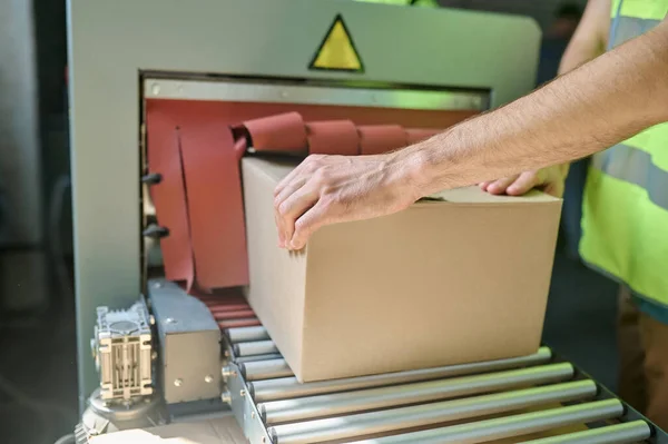 Kapalı Karton Kutuyu Mühürleme Makinesinin Konveyör Rulosuna Koyan Bir Operatörün — Stok fotoğraf