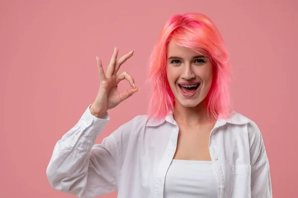 Portré Egy Aranyos Vidám Rózsaszín Hajú Lány Egy Nyelv Piercing — Stock Fotó