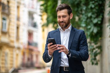 Telefon var. Elinde telefon olan zarif genç bir iş adamı.