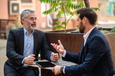 Gayri resmi iletişim. İki iş ortağı gayri resmi bir toplantıda sohbet ediyorlar.